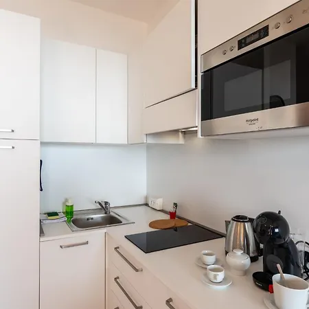 Guesthost - Nest With Sea View Terrace Apartmán *