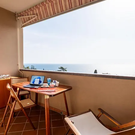 Guesthost - Nest With Sea View Terrace Apartmán